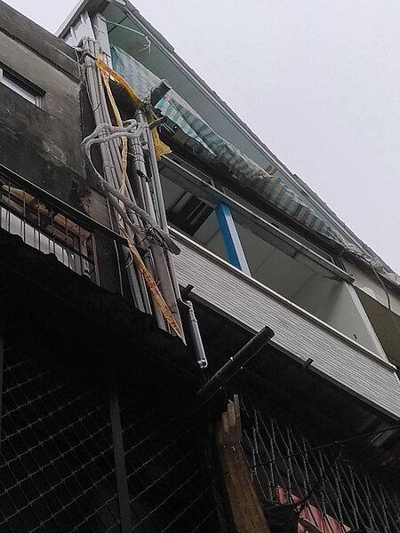 台北市興隆路2段一處老公寓,屋主去年9月將4樓及頂樓擴增違建,不僅前陽台、屋頂女兒牆外推;公寓後陽台更騰空加蓋成空中套房,幾乎占住防火巷一半上空。記者林麗玉/攝影