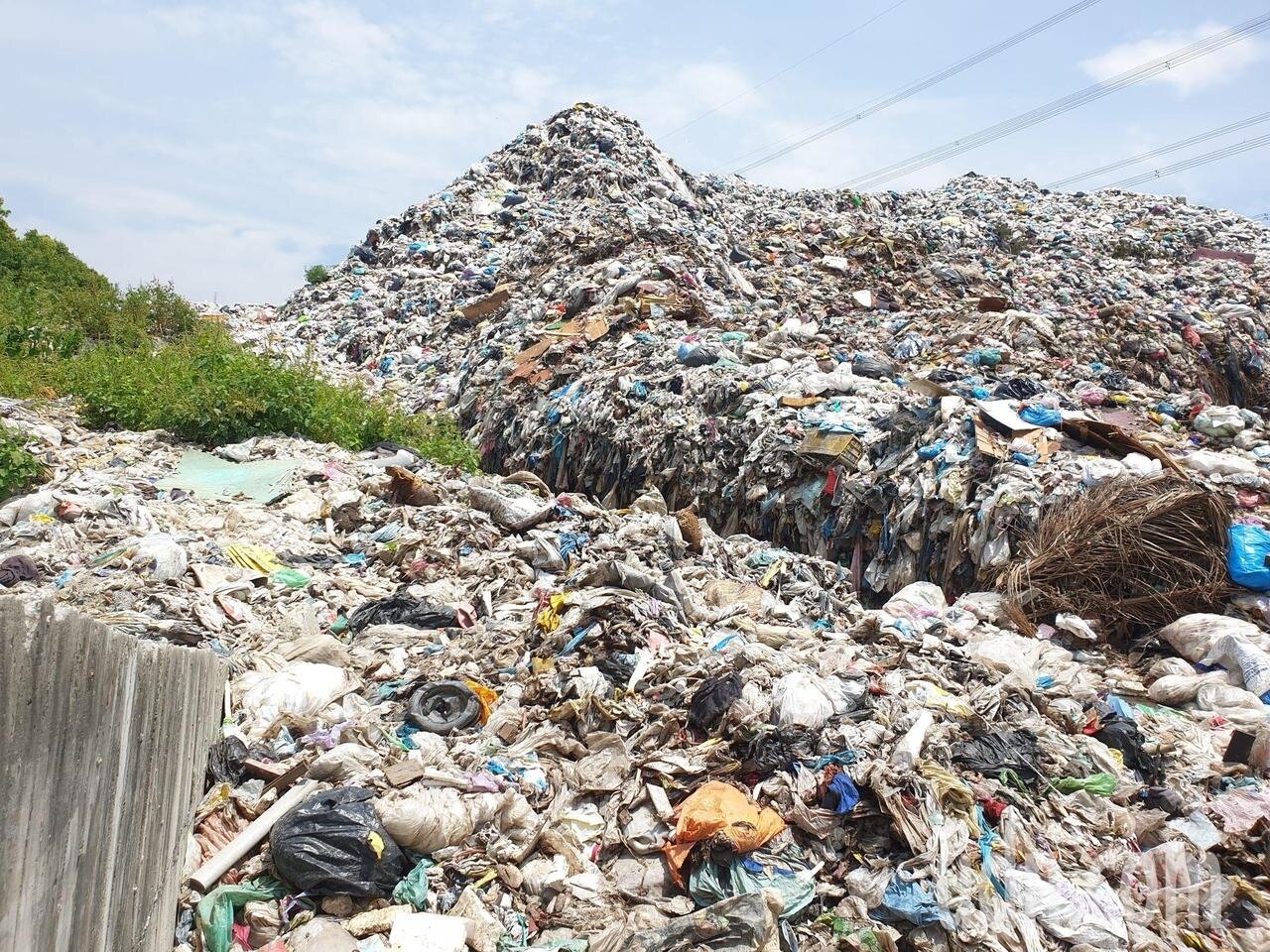 南投縣草屯垃圾場累積近5萬公噸垃圾無法清運,形成超驚人「垃圾山」。記者賴香珊/攝影