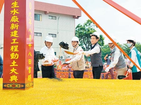 行政院長蘇貞昌（左一）南下主持台南市安平再生水廠動土典禮。圖／洪榮志攝