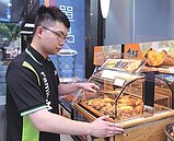 時薪漲2元　超商年增6億成本