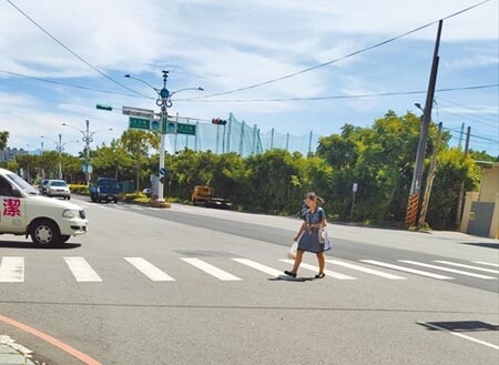 汽、機車駕駛普遍未有禮讓行人觀念，桃園市交通警察大隊統計，今年上半年行人穿越道發生8死、497傷案件。（賴佑維攝）