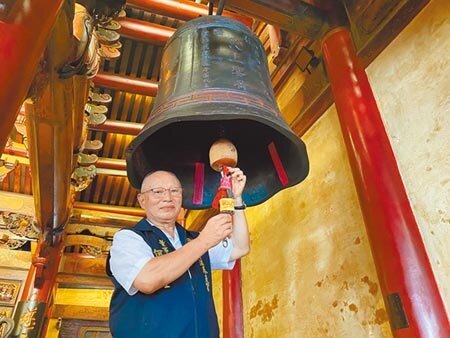 嘉義縣奉天宮董事長何達煌親自執行封鐘鼓儀式。(張亦惠攝)