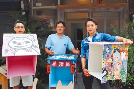 高雄三民區豐裕里里長謝錫元(右)為了解決里內嚴重的流浪貓問題,發揮創意以獨特的主題性彩繪風格製作創意愛貓小屋。圖/洪浩軒攝