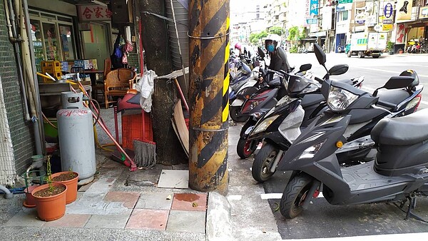 新北中和區莒光路電線桿矗立在人行道上。圖/中和區公所提供