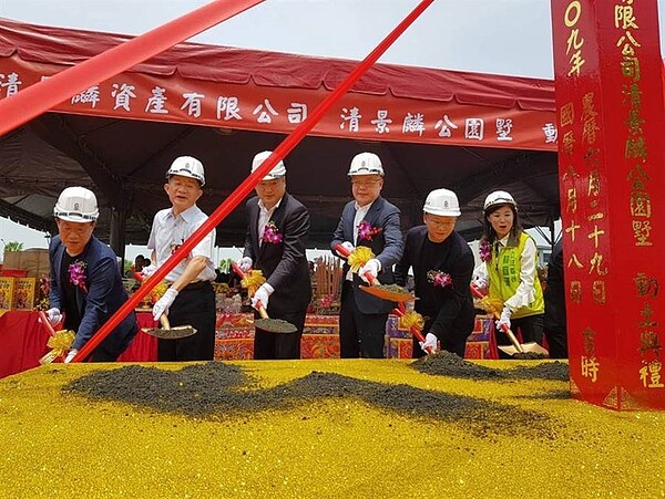 清景麟「公園墅」18日動土,立委林宜瑾(右起)、華人匯執行董事花啟祥、清景麟董事長林聰麟、行政院南服中心執行長陳政聞、全國農業金庫高雄經理陳宏仁等人執鏟動土。圖/顏瑞田