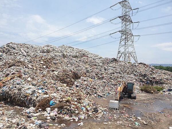 南投縣草屯垃圾場累積近5萬公噸垃圾無法清運,形成超驚人「垃圾山」。記者賴香珊/攝影