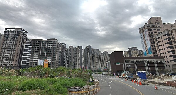 不少五股建案主打10分鐘進台北。圖為五股區新城八路街景／取自Google Maps
