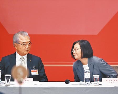 三三會理事長許勝雄(左)。(陳怡誠攝)