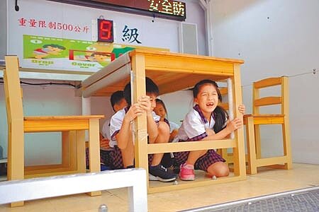 昨天台南市六甲區發生3次規模4以上、1次3.8地震。圖為2019年9月19日,桃園第一消防大隊19日號召建德國小2200名師生「抗震」,還結合防震觀念設計7大闖關活動。(本報資料照片)