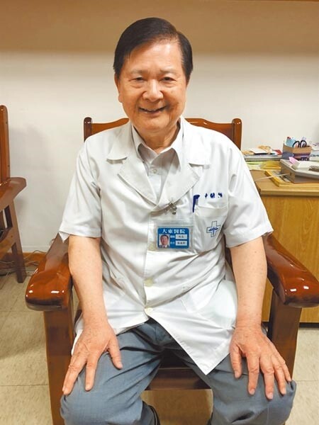 高雄鳳山大東醫院院長蔡森郎高齡80歲，是目前最年長的醫院院長。（洪浩軒攝）