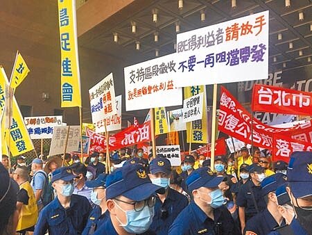 社子島開發案爭議不斷,島自救會19日下午在北市府門口,與支持方正面交鋒,警方調派百名警力維護秩序。(賴彥竹攝)