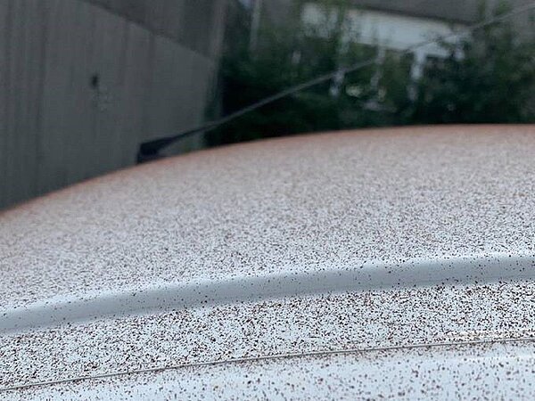 瑞士蓮位於奧爾滕工廠的烘烤可可粒廠區冷卻通風系統14日早上出現一點小問題,加上當時吹著強風,導致粉末散播廠房周邊區域,讓當地出現下起細可可粉塵雨的景象。畫面翻攝:Twitter/olten