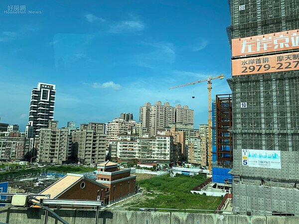 從機場捷運看二重疏洪道重劃區。  好房網News記者楊欽亮 / 攝影