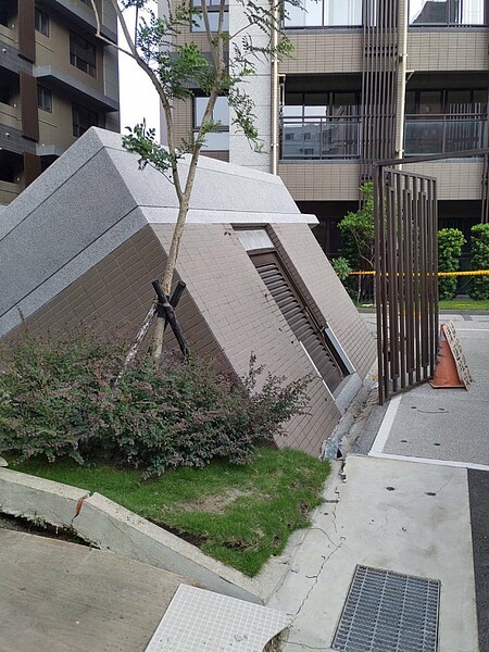 新北市建案英倫公園發生地面塌陷，造成鄰近社區新板艾麗的垃圾儲藏室倒塌。圖／新北市工務局提供