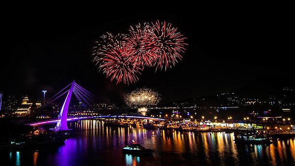 最美的七夕夜，最棒的光雕煙火在淡水漁人碼頭。圖／新北市政府提供