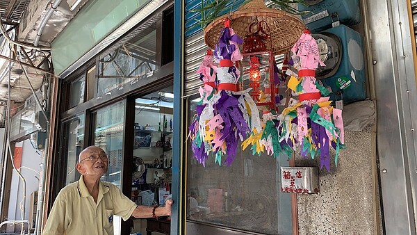 高齡95歲的雲林北港工藝師魏幼謙,每年在農曆鬼門開前動手做普度平安燈,農曆7月1日這天高掛在家門口1個月,農曆8月1日才會將燈取下。記者陳苡葳/攝影