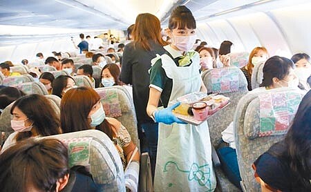 央行公布第二季國際收支,服務收支罕見由逆差轉為順差,旅行收入0.94億美元和旅行支出1.93億美元均創下新低。圖為長榮航空類出國包機8日從桃園機場起飛,航程中空服員為旅客發送餐點。(范揚光攝)