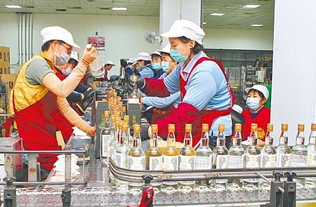 金防部被爆發函向金門縣府索取金門高粱酒當公關禮品。圖為金酒公司生產線。(本報資料照)(飲酒過量,有害健康)