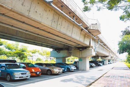 竹田鄉公所指出，竹田驛站旁並非沒有停車場，在鐵路高架化下方有30餘個停車格，但因僧多粥少加上多數車格被長期占用，可以說「有等於無」。（謝佳潾攝）