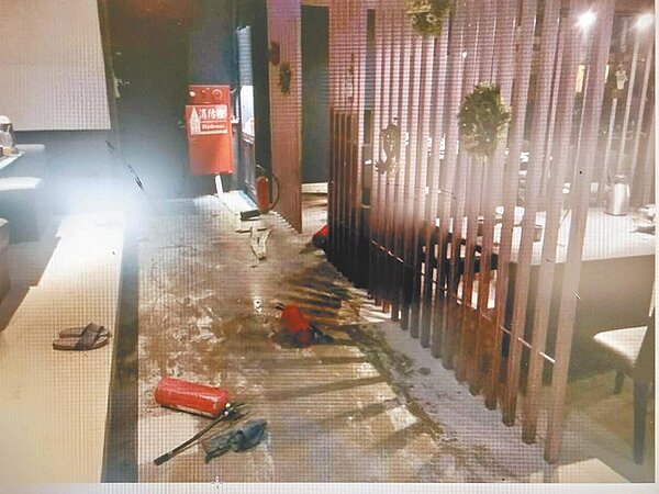 台南市安平區一家燒烤店19日因風管起火引發火警。（讀者提供／程炳璋台南傳真）