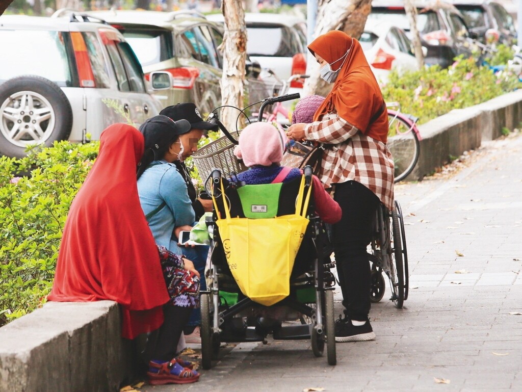 五大民團昨倡議，每人每天增加二元健保費用，讓醫院直接聘雇看護照顧，一次解決看護品質良莠不齊、家庭經濟負擔、醫院感控、照服人力不足等四大危機。圖為示意。圖／聯合報系資料照片