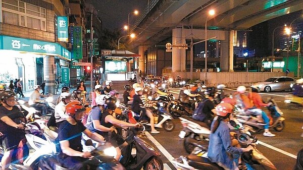 高市交通局說,高市去年車禍死傷人數約5萬9800多人,其中機車占65%以上;另18到24歲占約20%,年輕族群事故率高。 圖/聯合報系資料照片