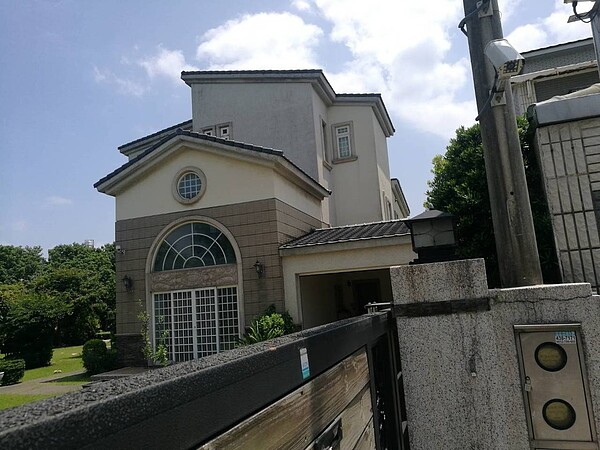 民進黨籍桃園市議員王浩宇家族農舍違建屢次受到外界關注,國民黨市議員黃敬平20日在議會質詢槓上市府都發局長盧維屏。圖/桃園市議員黃敬平服務處提供