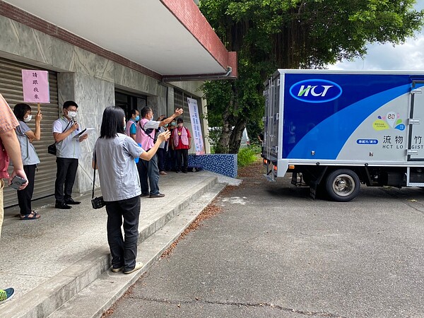 錫板里防災社區物資運補演練,首次與民間新竹物流合作。圖/新北市社會局提供