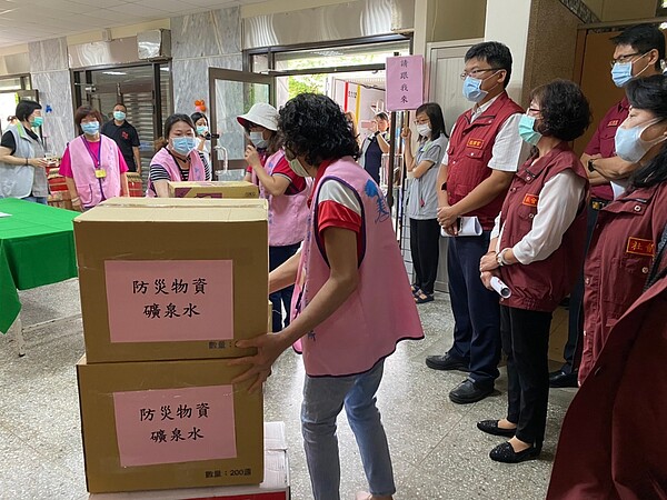 錫板里防災社區進行物資運補演練。圖/新北市社會局提供