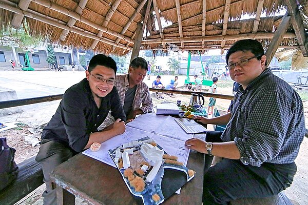 謝偉士（左）到花東、東南亞偏鄉幫助弱勢群，協助相關設計。圖／謝偉士提供