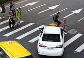 交通部提修法　車輛未停讓行人罰鍰上限提高到6000元