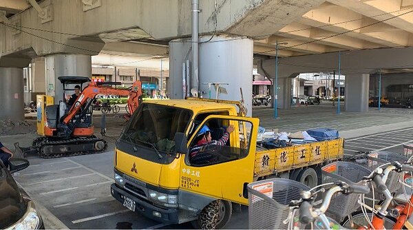 新北市板橋大漢橋下機車停車場施工整修，大量機車無處停放，違停遭拖吊。圖／葉元之服務處提供