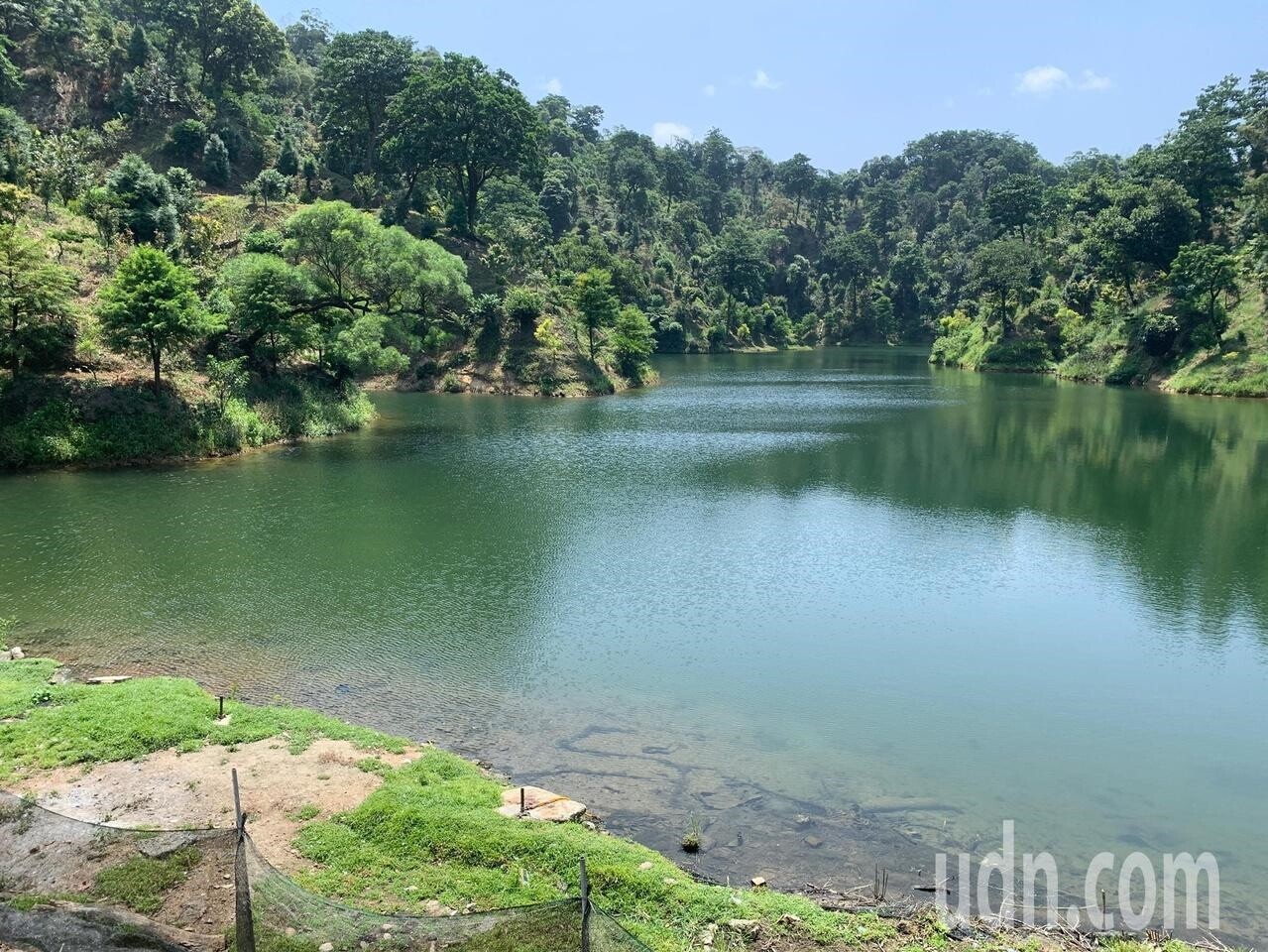 基隆市暖暖區翠湖遭濫倒廢棄物，余姓地主有意挖除垃圾，執行方案引發討論。記者邱瑞杰／攝影