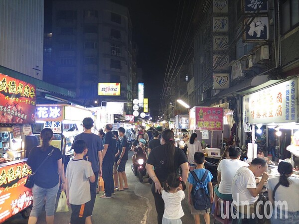 桃園觀光夜市開放使用桃園夜市券，帶動攤商業績。記者張裕珍／攝影 