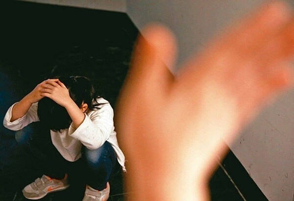 去年兒少因家暴、受虐等因素通報案件數達七萬多件,僅九七七件進行保護安置。圖/聯合報系資料照片