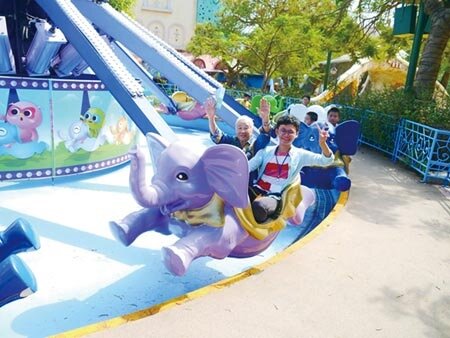 五心感動服務2.0計畫邀請獨居長者、偏鄉兒童、輪椅族體驗樂園之旅,長輩們開心地張開雙手體驗遊樂園設施,重拾赤子之心。圖/麗寶樂園渡假區