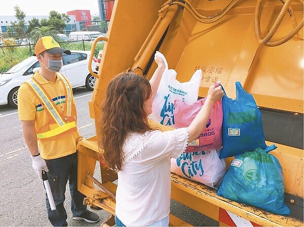 台北市為達到垃圾減量，環保局決定調漲焚化廠垃圾代清費，事業廢棄物代清費漲幅達近3成。 圖／環保局提供