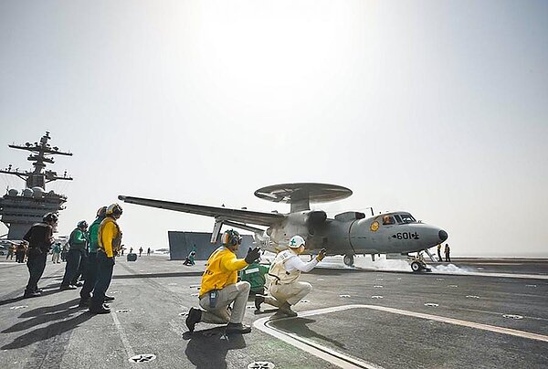 羅斯福號上最新預警機。(摘自美國海軍臉書)