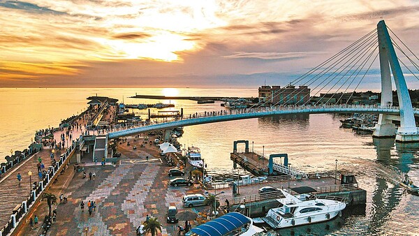 欣賞漁人碼頭煙火秀,可在情人橋先找位子,接著欣賞光雕秀。圖/新北漁管處提供