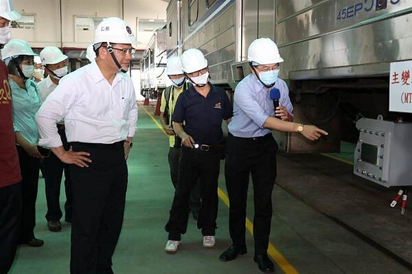 交通部林佳龍部長21日前往台中視察台鐵EMU500型通勤電聯車電機系統更新進度。(圖/台鐵局提供)