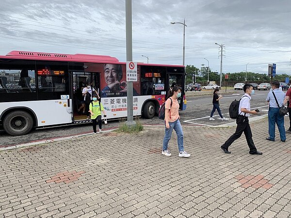 高雄市府交通局正陸續調整營運不佳路線公車,盼公車有較佳的載客率。圖/高雄市交通局提供