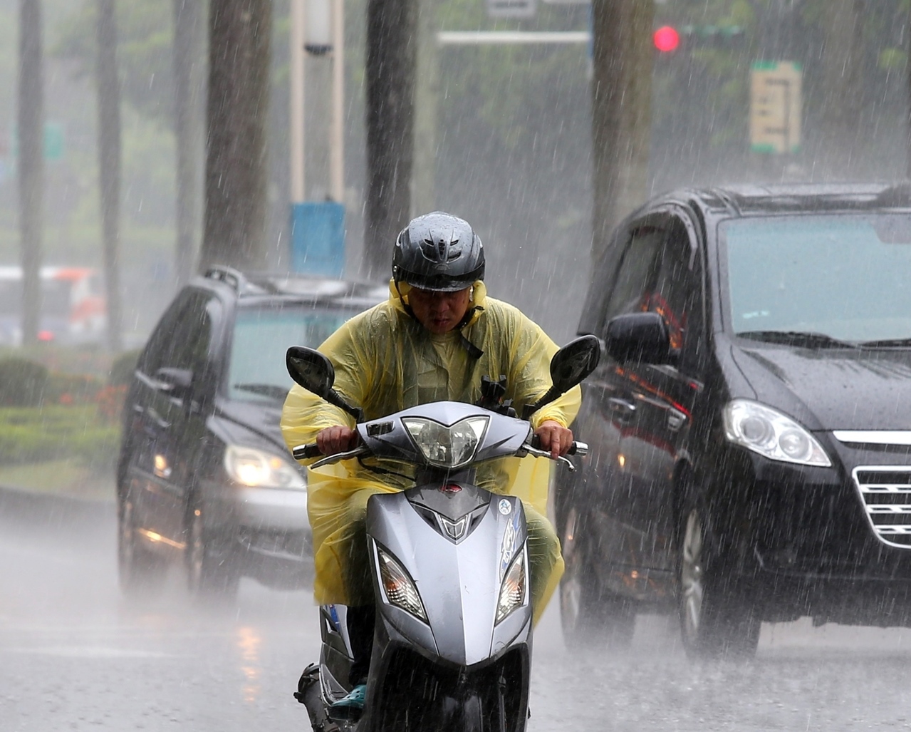 氣象局上午發布巴威颱風海上颱風警報。受颱風外圍環流影響，台北市出現雨勢。記者林澔一／攝影