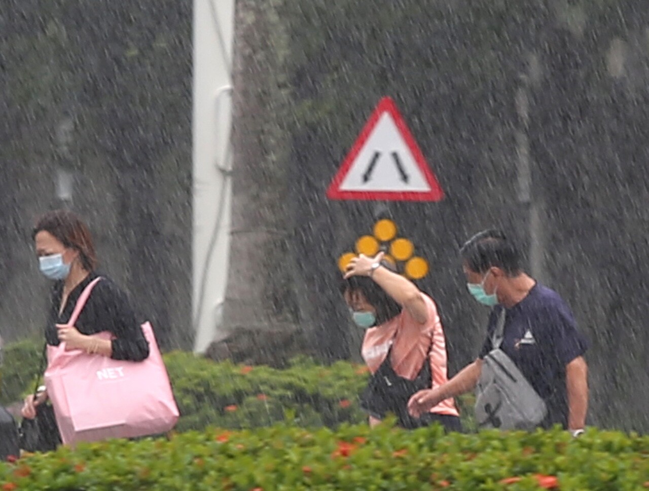 巴威颱風影響，大台北地區出現間歇性雨勢。記者林澔一／攝影