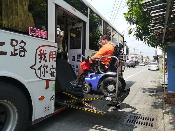 高雄偏鄉大眾運輸系統不如市區便捷,身障人士上下車需要司機協助,最怕設備故障進退不得。記者徐白櫻/攝影