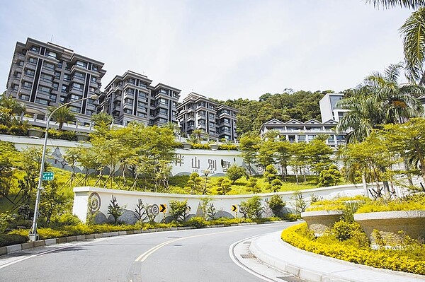 「湯泉綠中海」擁有高綠覆率,鄰近2021年完工的安坑輕軌。(湯泉國際提供)