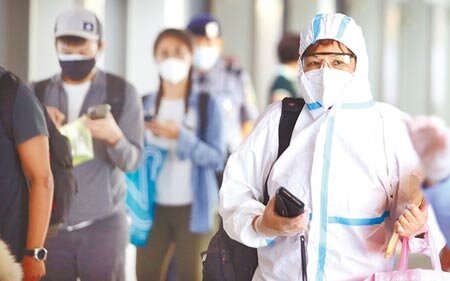 彰化縣衛生局日前因精準普篩,與中央流行疫情指揮中心槓上,昨天雙方「順時中」、「逆時中」人馬首度在研討會中交鋒。一群旅客21日從新加坡搭機抵達桃園機場,在入境前準備查驗健康聲明書。(本報資料照片)
