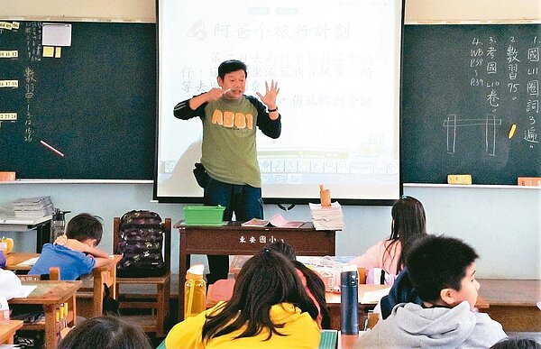 新竹縣關西鎮東安國小積極營造優良母語情境環境，將客語融入學科教學中。 記者陳斯穎／攝影
