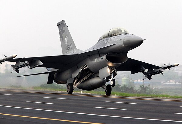 我國軍購武器陸續進入付款高峰,F-16A/B性能提升「鳳展專案」,明年預計編列九十一億元,比今年大增六十一億元。圖/聯合報系資料照片