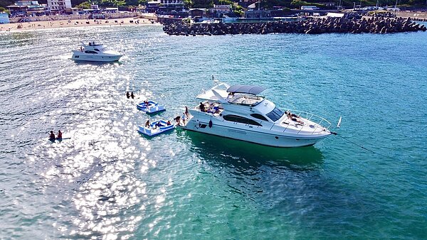 搭乘遊艇出海遊玩,如同在海上放了一間房子,與從岸上下水大異其趣。圖/鍾明華提供