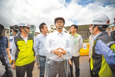 高雄市長陳其邁（中）24日直指鳳山鐵路地下化綠園道工程進度太慢，要求2021年農曆年前完工開放民眾使用。（袁庭堯攝）